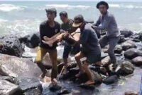 Timsar mengevakuasi korban tragedi perahu terbalik. Foto: Ist