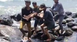 Timsar mengevakuasi korban tragedi perahu terbalik. Foto: Ist