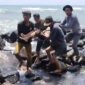 Timsar mengevakuasi korban tragedi perahu terbalik. Foto: Ist