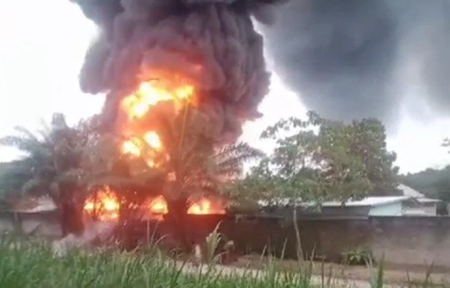 Sebuah Gudang di Desa Serdang, Kecamatan Tanjung Bintang terbakar. Foto Screenshot