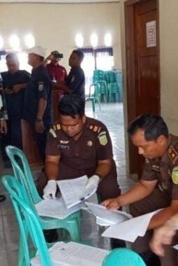Dugaan Korupsi Dana Desa, Kejari Way Kanan Geledah Kantor dan Rumah Warga di Bandar Dalam